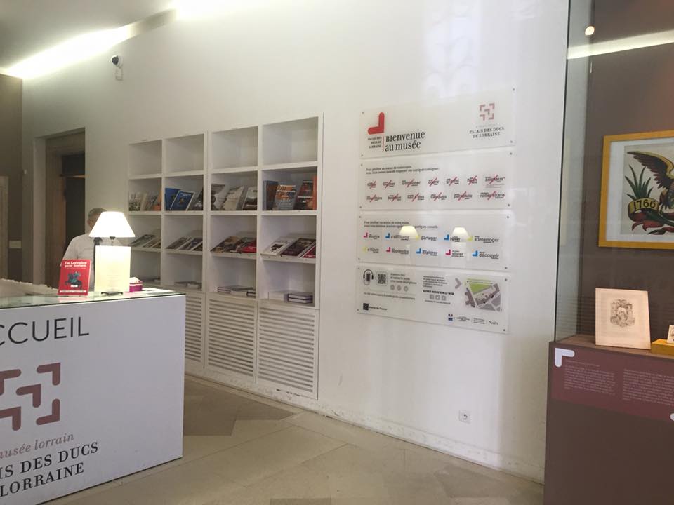 Devisu | Signalétique Musée Lorrain en Plexi