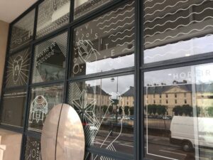 Devisu | Composition en adhésifs pour le Muséum Aquarium