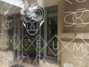 Devisu | Composition en adhésifs pour le Muséum Aquarium