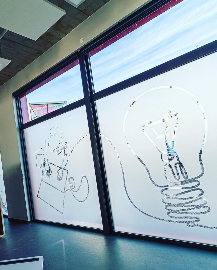 Devisu | Adhésif sur vitrine pour ICN Devisu | Adhésif sur vitrine pour ICN