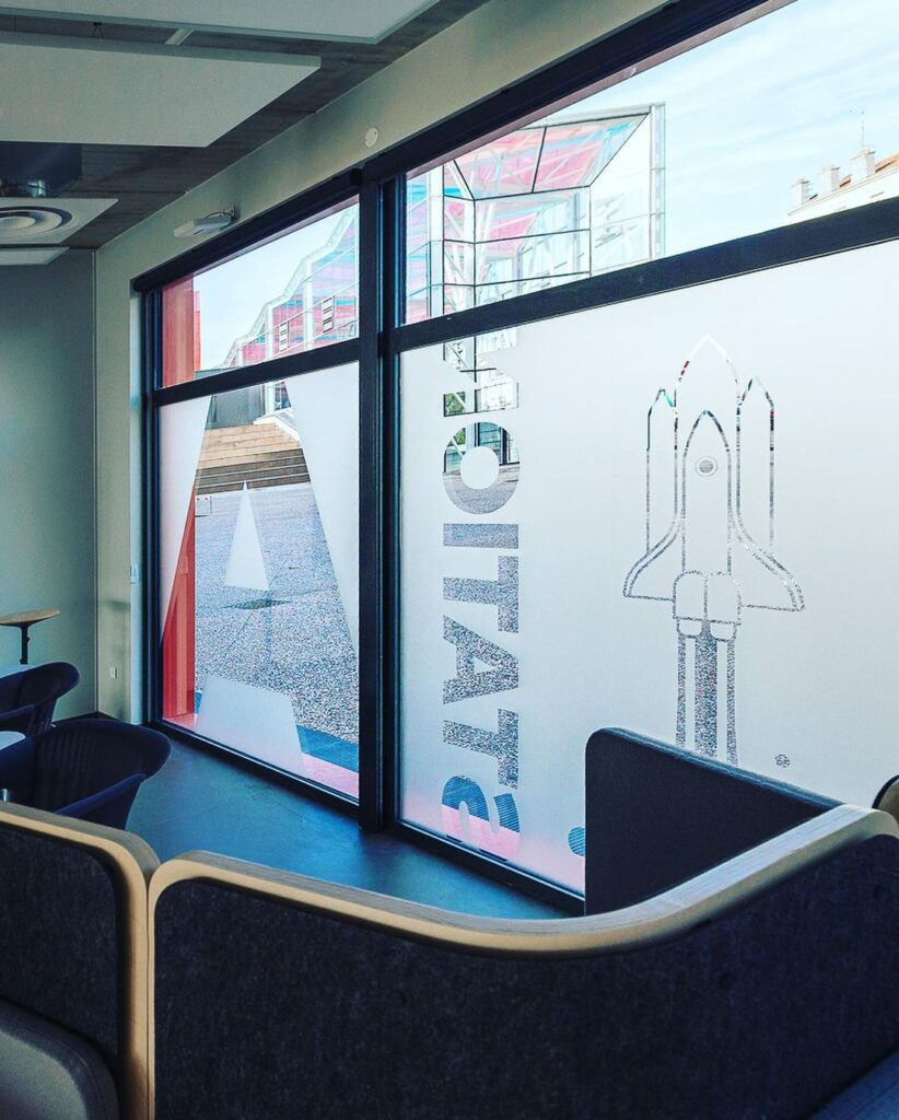 Devisu | Adhésif sur vitrine pour ICN Devisu | Adhésif sur vitrine pour ICN