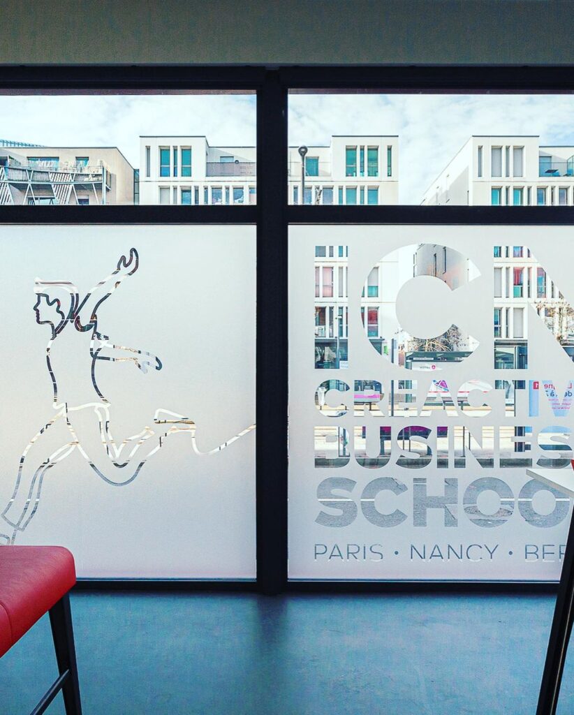 Devisu | Adhésif sur vitrine pour ICN Devisu | Adhésif sur vitrine pour ICN